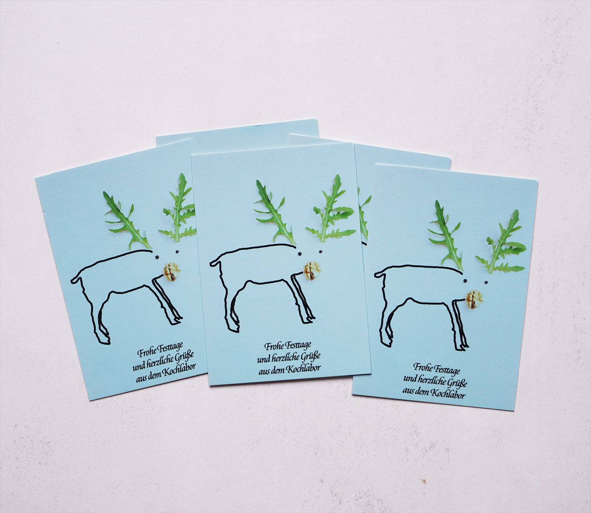 HerrGruenkocht's tweet image. NEU und kostenlos bei jedem Paket: Die Herr Grün Weihnachtskarten

Heute eingetroffen: Jedem Paket liegt eine kostenlose und beschreibbare Grußkarte bei mit dem »Rucola Smu« als Motiv:-)

Größe: A7 (halbe Postkarte) 
HerrGruen-Shop.de
#Weihnachten #Grußkarte #kostenlos