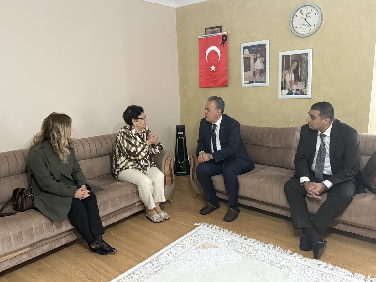 Güvenin ve huzurun yeri Beylikdüzü ilçemizde 1994 yılında Tunceli’de görev sırasında Şehit olan kahraman öğretmenimiz Sn. Vedat İNAN’ın  kıymetli annesi Hansenem İNAN ve kız kardeşi Tülay Hanımı ziyaret ettik. Şehit öğretmenimizin ruhu şad mekanı cennet olsun inşallah.