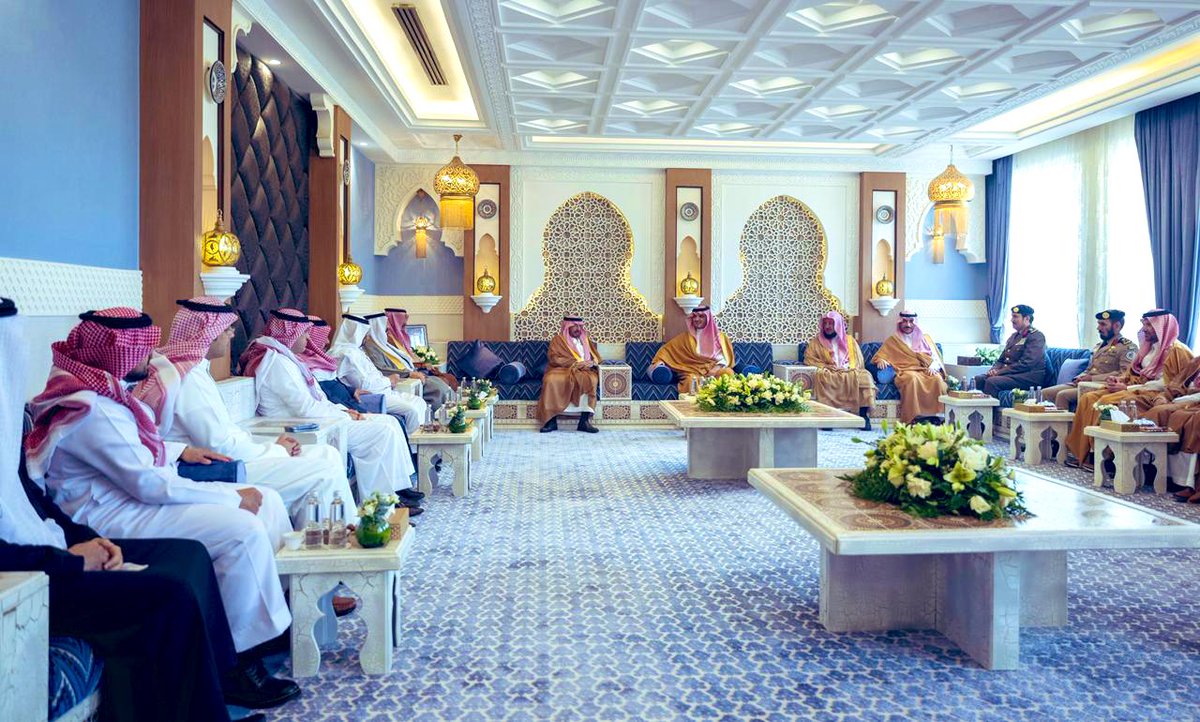 قام صاحب السمو الملكي الأمير عبدالعزيز بن سعود بن نايف بن عبدالعزيز وزير الداخلية ، مساء يوم الأربعاء الماضي بزيارة العم الغالي الرجل الكريم و الوجه الاجتماعي المعروف رجل الأعمال / صالح يحيى العساف، في منزله بمدينة #عرعر .