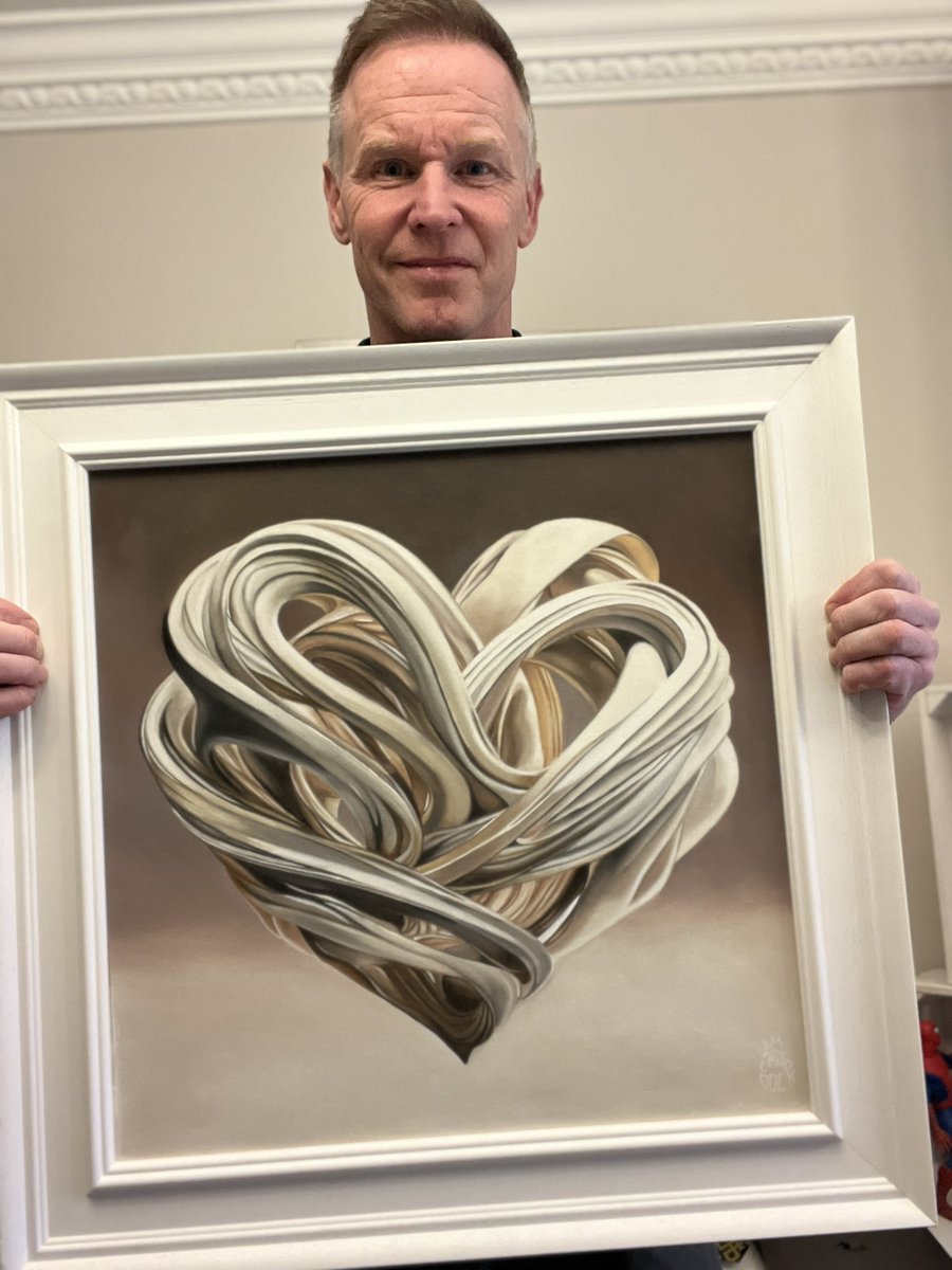 MrJodyCraddock's tweet image. ♥️BLACKFRIDAYSALE♥️ oil painting on canvas board. I really enjoy painting these hearts . They can be seriously tricky and time consuming but the end result justifies the hard work. Usually £950, blackfriday sale price £650. Email sales@craddock-art.com