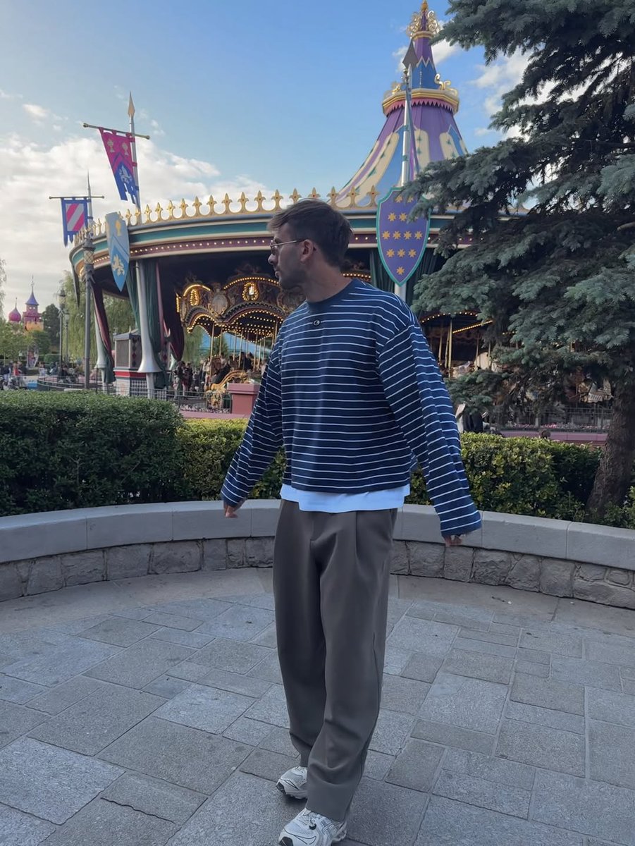 Loemas30's tweet image. Under the castle lights.
Fireworks exploding, colors burning the sky 🏰🎆
Heart racing, pure magic in the veins.
Screaming on the rides, sugar on the tongue.
Alive.
#DisneylandParis #PureMagic #2022Vibes ✨🐭