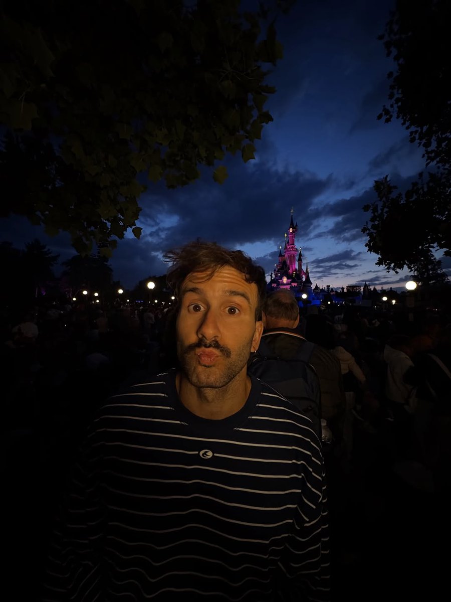 Loemas30's tweet image. Under the castle lights.
Fireworks exploding, colors burning the sky 🏰🎆
Heart racing, pure magic in the veins.
Screaming on the rides, sugar on the tongue.
Alive.
#DisneylandParis #PureMagic #2022Vibes ✨🐭