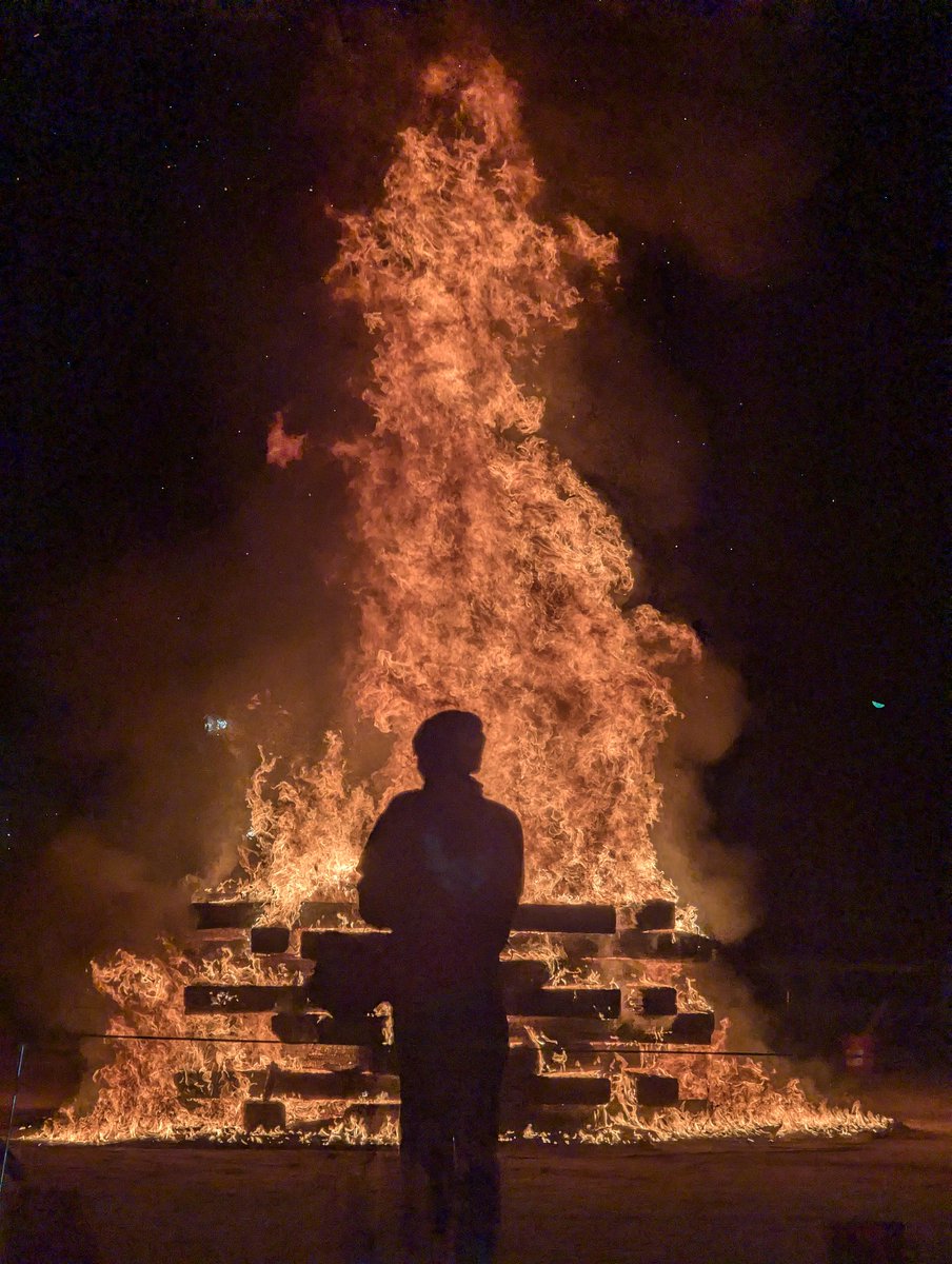 Посидел у костра на концовке универского фестиваля.
