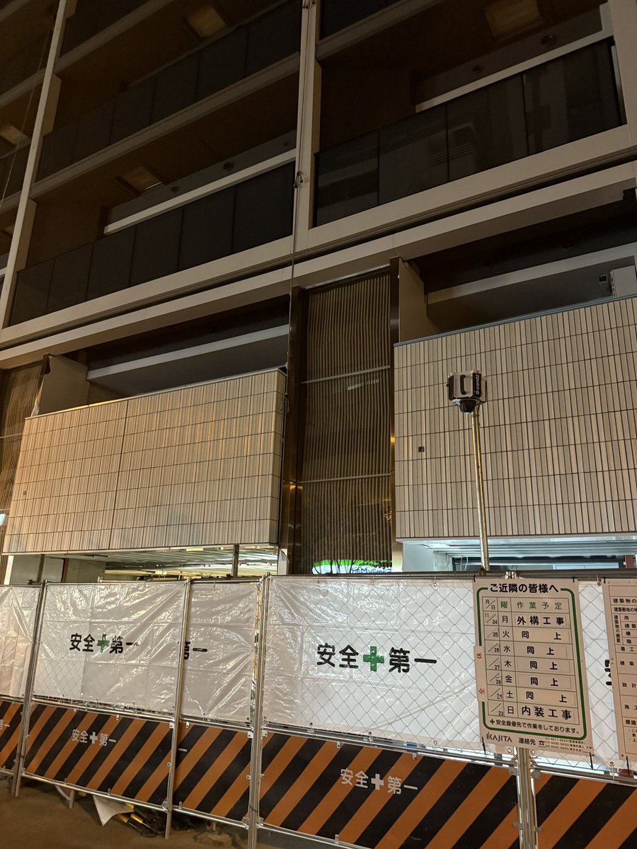 aptasakusabashi's tweet image. 僕も見に来ました。

1〜2枚目は大通り沿いの正面側から。
3枚目は路地に入り組んだところの後ろ側から。