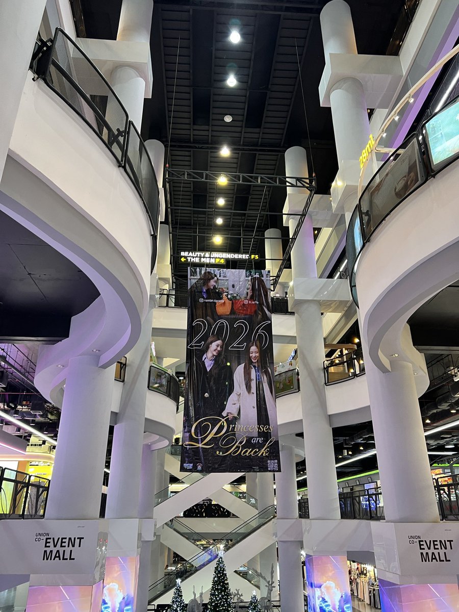 NamtanFilmFC's tweet image. #NamtanFilm #น้ำตาลฟิล์ม 

พี่คู่เห็นทุกคนในทลแลกฟอลกันกระหน่ำเลย เห็นแล้วก็ตื่นเต้น อร้ายยยย แต่!!! ใครไปพรุ่งนี้ อย่าลืมไปเช็คอินป้ายสุดอลังของน้ำตาลฟิล์มด้วยนะจ้ะ ✨ เราจะแฟ่ดไปด้วยกัน และหวังว่า 2026 นี้ก็จะเป็นปีทองของ น้ำตาลฟิล์ม ยายเดือนและ ลูน่านะจ้ะะะะ 😆🤟🏻🤍❤️‍🩹

I saw…