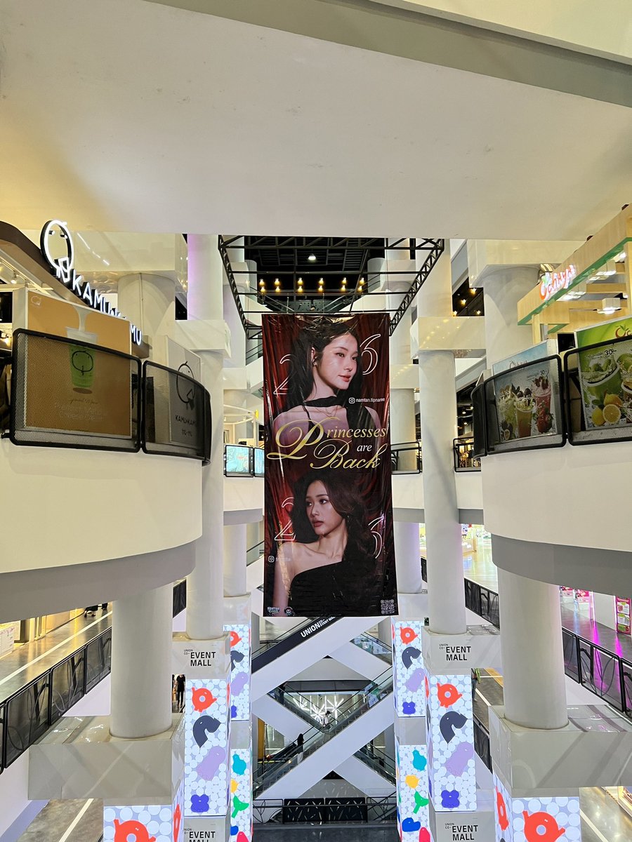 NamtanFilmFC's tweet image. #NamtanFilm #น้ำตาลฟิล์ม 

พี่คู่เห็นทุกคนในทลแลกฟอลกันกระหน่ำเลย เห็นแล้วก็ตื่นเต้น อร้ายยยย แต่!!! ใครไปพรุ่งนี้ อย่าลืมไปเช็คอินป้ายสุดอลังของน้ำตาลฟิล์มด้วยนะจ้ะ ✨ เราจะแฟ่ดไปด้วยกัน และหวังว่า 2026 นี้ก็จะเป็นปีทองของ น้ำตาลฟิล์ม ยายเดือนและ ลูน่านะจ้ะะะะ 😆🤟🏻🤍❤️‍🩹

I saw…