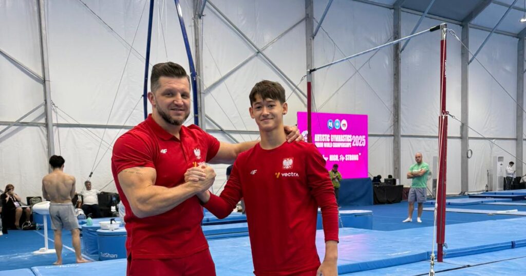 Igrzyska2024's tweet photo. Gimnastyka sportowa

W Manili trwają mistrzostwa świata juniorów w gimnastyce sportowej. Z dobrej strony pokazał się Tomasz Le Khac 🇵🇱.

Nasz zawodnik jako pierwszy Polak w historii awansował do finału wieloboju i zajął tam 13. miejsce. Wystąpił też w dzisiejszym finale na drążku, ale upadek spowodował, że zajął ósme miejsce. Mimo wszystko pokazał, że drzemie w nim ogromny potencjał. 

Na mistrzostwach świata zadebiutował w naszych barwach Nikita Netreba, który był 16. w eliminacjach na poręczach. Jest on o rok młodszy od Le Khaca.

📷 PZG
