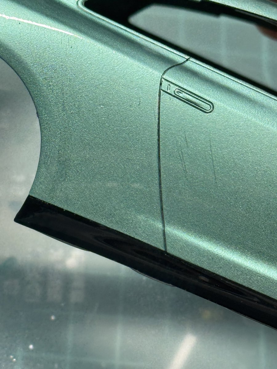 仕上げのウレタンクリアで失敗(´；Д；`)
ぼーっとして厚塗りしすぎてクラック入ってしまい修復不可能( ；∀；)
クリア層削りきれず、ある程度削り取ってから上塗りかなぁ。。 光沢か艶消しで迷ってたし、これを機に艶消しに逃げようかなww