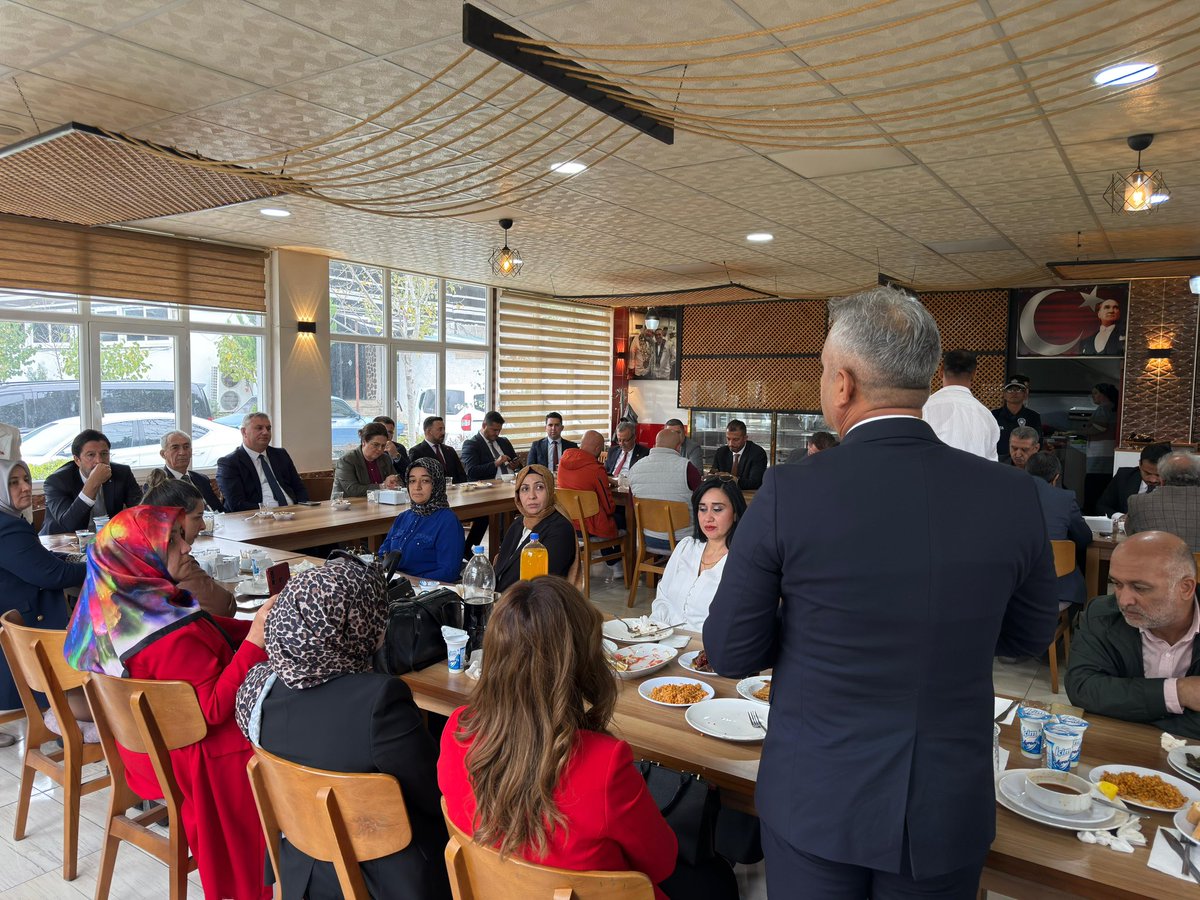 deryayanikashb's tweet image. 📍 Düziçi

Öğretmenler Günü vesilesiyle, öğretmenlerimizle bir araya geldik.

Her birimizin üzerinde emeği bulunan, ülkemizin yarınlarını inşa eden öğretmenlerimizle hem sohbet ettik hem de beklenti ve taleplerini dinleyip okullarımızın ihtiyaçlarını değerlendirdik.

Bu vesileyle…