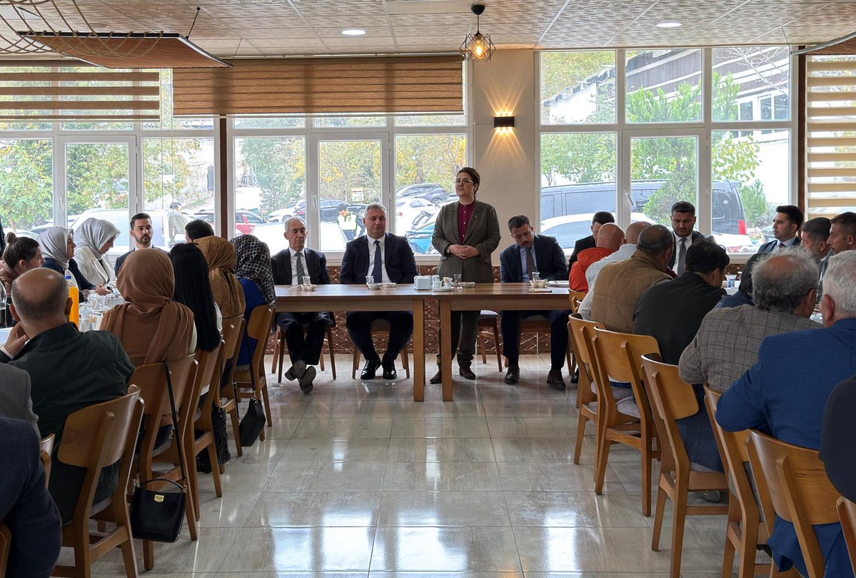 deryayanikashb's tweet image. 📍 Düziçi

Öğretmenler Günü vesilesiyle, öğretmenlerimizle bir araya geldik.

Her birimizin üzerinde emeği bulunan, ülkemizin yarınlarını inşa eden öğretmenlerimizle hem sohbet ettik hem de beklenti ve taleplerini dinleyip okullarımızın ihtiyaçlarını değerlendirdik.

Bu vesileyle…