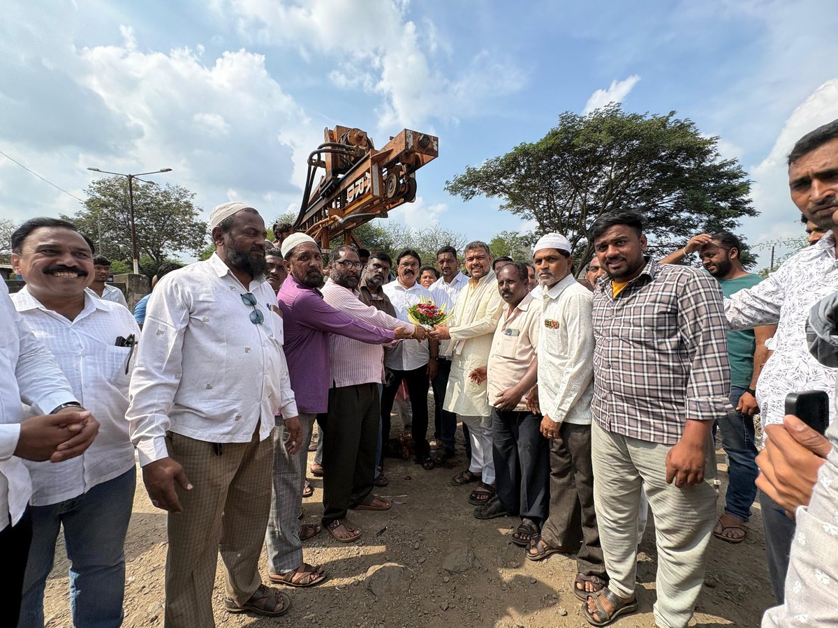 सांगलीत कत्तलखाण्याच्या संरक्षण भिंत बांधकाम कामाचा शुभारंभ येथील मान्यवरांच्या समवेत केला. नगरविकास खात्यामार्फत मंजूर झालेल्या ४५ लाखांच्या निधीतून या महत्त्वपूर्ण कामाची सुरुवात होत आहे. कत्तलखाणा परिसरातील सुरक्षाव्यवस्था, स्वच्छता, पर्यावरणीय संतुलन आणि स्थानिक