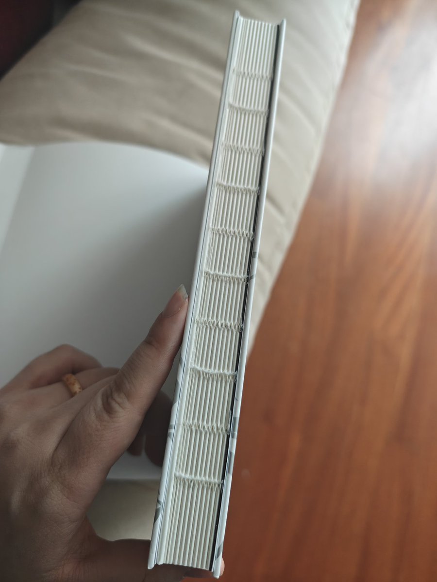 danmeifreak's tweet image. I was shocked to see it&apos;s bound like this, but then realised this is amazing for hardcover books—you can easily open it without creasing the book wow