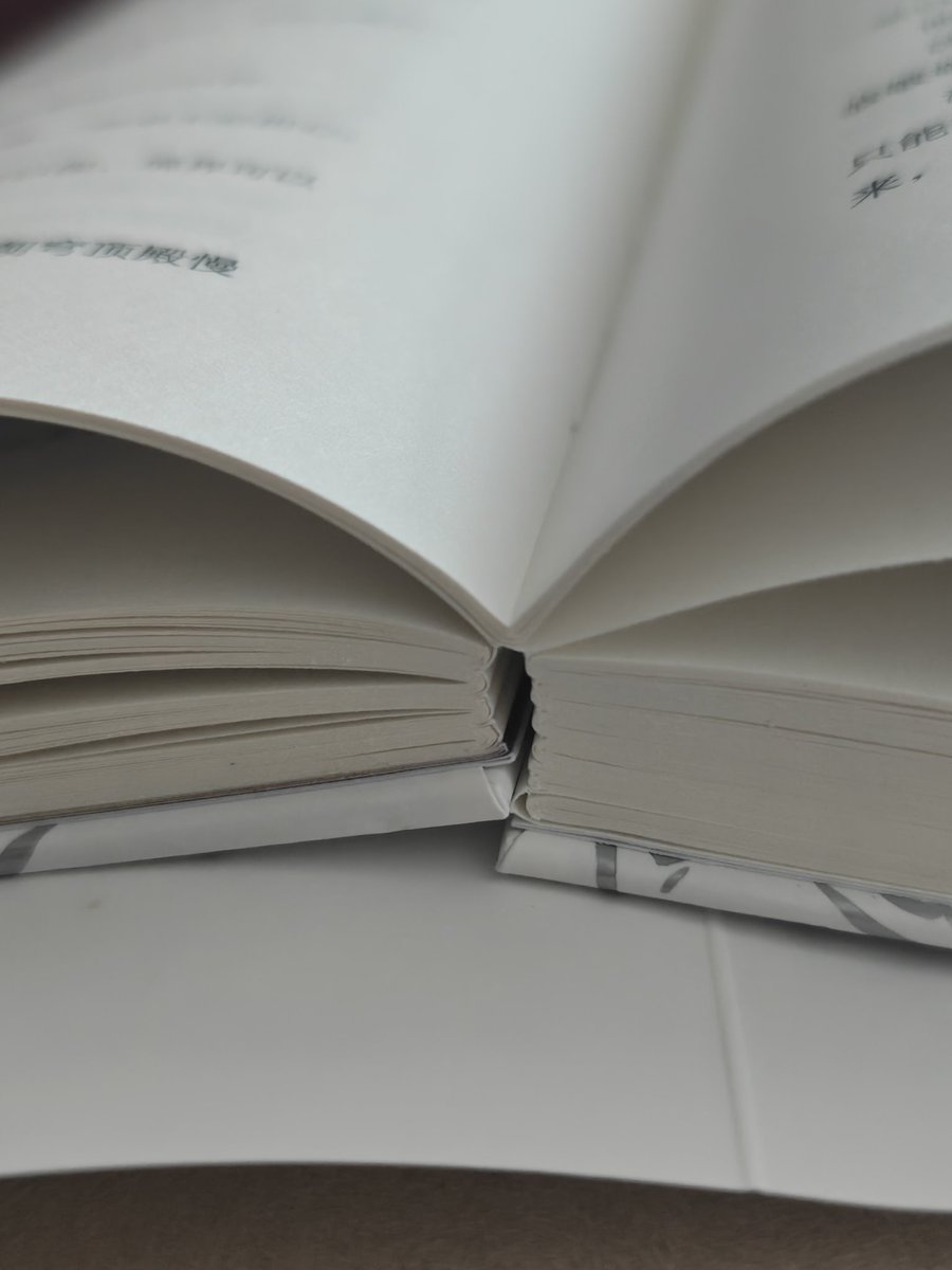 danmeifreak's tweet image. I was shocked to see it&apos;s bound like this, but then realised this is amazing for hardcover books—you can easily open it without creasing the book wow