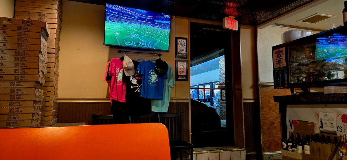 reesemwatson's tweet image. Caught the game in an Itialian pizzeria in DC! loll Planned to be there in person, but family calls.. have to say, was absolutely, low-key, rooting for Dallas on this one. 🩷 #notatraitor #promise lol