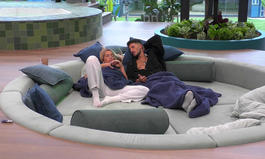 ghoficial's tweet photo. Edurne: "Patri y Almudena se van juntas a la sala de expulsión, seguro"
Cristian: "Porque Paula es más neutral"
Edurne: "Paula es la siguiente"

#GHDBT3 #GH24N

🔴 Señal 1: https://t.co/cJa8duzHq1
🔴 Señal 2: https://t.co/c9M9Gpekgi https://t.co/tOluwQWwzW