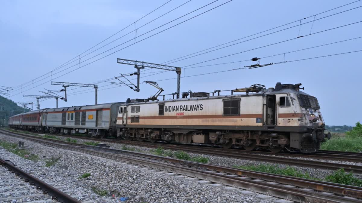 LegendNewsin's tweet image. #IndianRailways #SecuritySystem 
डिस्ट्रीब्यूटर वाल्व की खराबी का डेटा रिकार्ड में रखा जाए, रेलवे का सभी जोन को निर्देश, डिस्ट्रीब्यूटर वाल्व ट्रेन की ब्रेकिंग सिस्टम के लिए एक महत्वपूर्ण घटक है, जो दुर्घटनाओं के जोखिम को कम करने में महत्वपूर्ण भूमिका निभाता है.