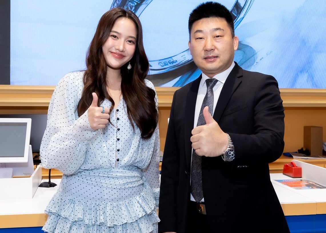 entknews's tweet image. #srchafreen สุดตื่นเต้น! MINISO Flagship Store พลิกนนทบุรีเป็น &apos;อาณาจักรของสะสม&apos; บรรยากาศแฟนคลับคึกคักตั้งแต่เปิดประตู
#MinisoXFreenSarocha #FreenSarocha #MINISOTH #MINISO #MINISOCENTRALWESTGATE
👉en-tk.com/?p=316821💫#entknews