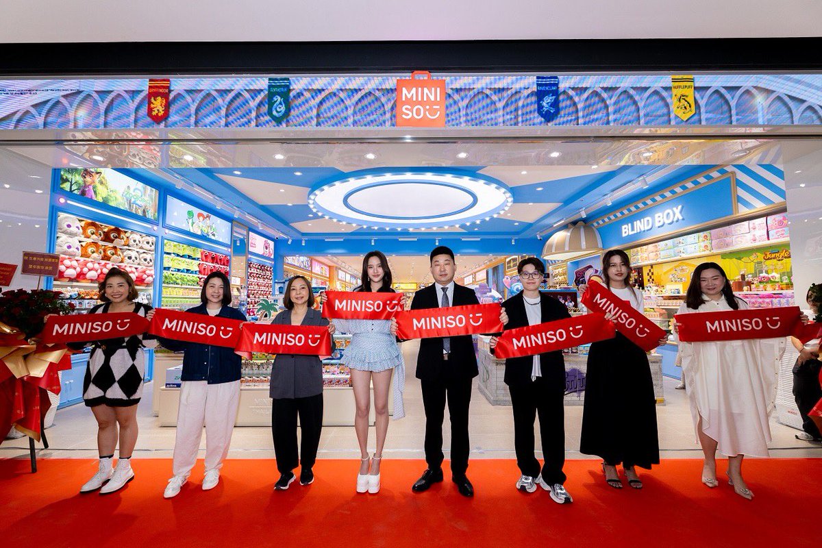 entknews's tweet image. #srchafreen สุดตื่นเต้น! MINISO Flagship Store พลิกนนทบุรีเป็น &apos;อาณาจักรของสะสม&apos; บรรยากาศแฟนคลับคึกคักตั้งแต่เปิดประตู
#MinisoXFreenSarocha #FreenSarocha #MINISOTH #MINISO #MINISOCENTRALWESTGATE
👉en-tk.com/?p=316821💫#entknews