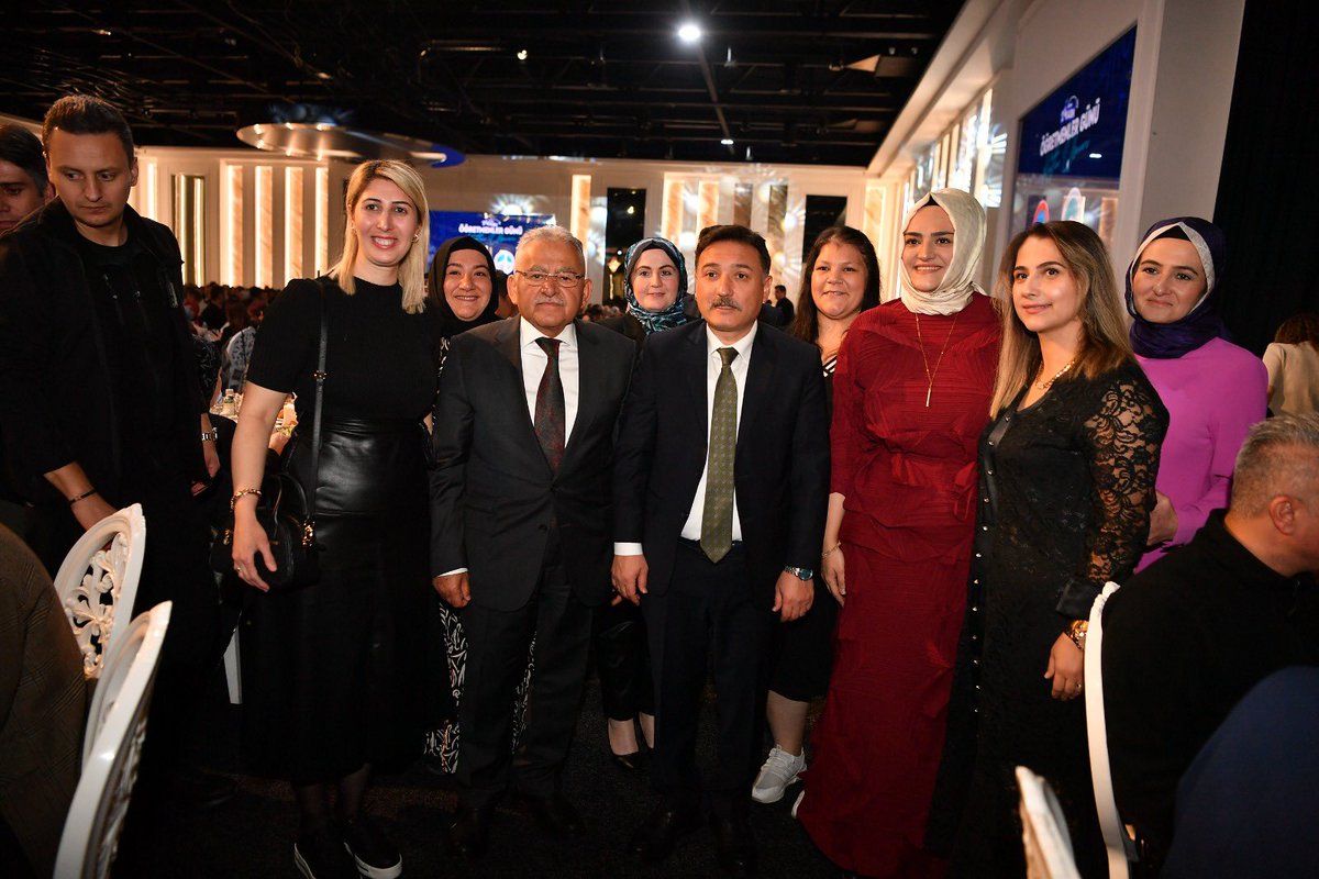 Kayseri Valimiz Sayın Gökmen Çiçek ve Milli Eğitim Bakan Yardımcımız, kıymetli hemşehrimiz Sayın Nazif Yılmaz’ın katılımlarıyla düzenlediğimiz Öğretmenler Günü programında AK Parti İl Başkanımız Sayın Hüseyin Okandan ve şehir protokolümüzle birlikte geleceğimizi ilmek ilmek