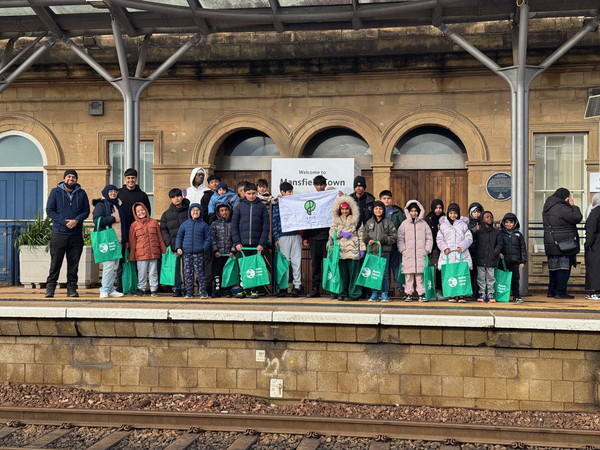 RobinHoodLine1's tweet image. 🚆✨ Such a fantastic Rail Safety Talk today for kids and parents at Mansfield Train Station! It’s so important to raise awareness and keep our communities safe around the railway. #RailSafety #CommunityFirst #Mansfield #SafetyAwareness #StaySafe