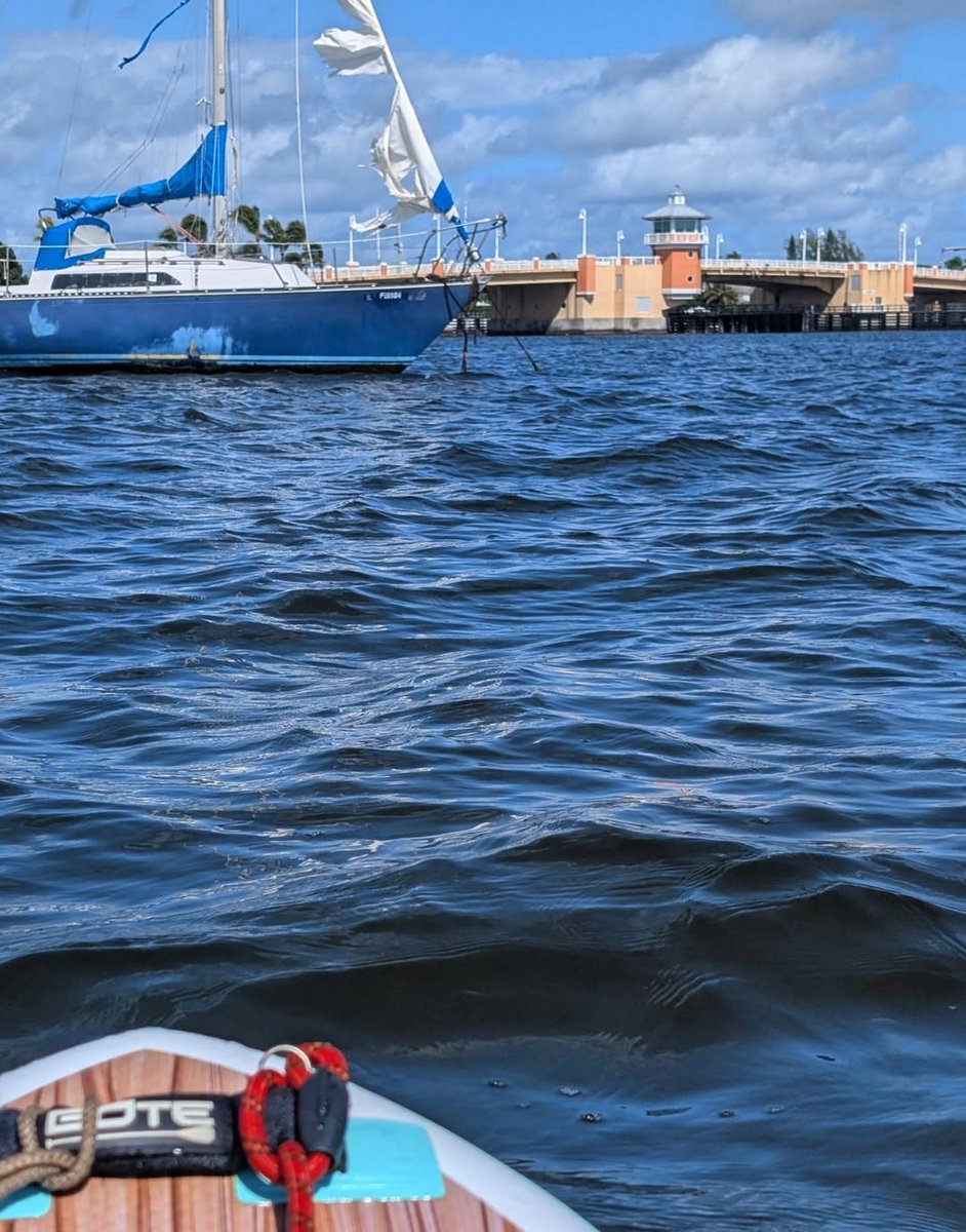 Emily9492536553's tweet image. Paddling on the crystal-clear waters , enjoying the cool breeze and the breathtaking beauty of nature. An unforgettable experience! 🏄‍♂️🇫🇷 #SUPFrance #Paddleboarding #NatureLovers #ExploreFrance #WaterAdventure #SUPLife