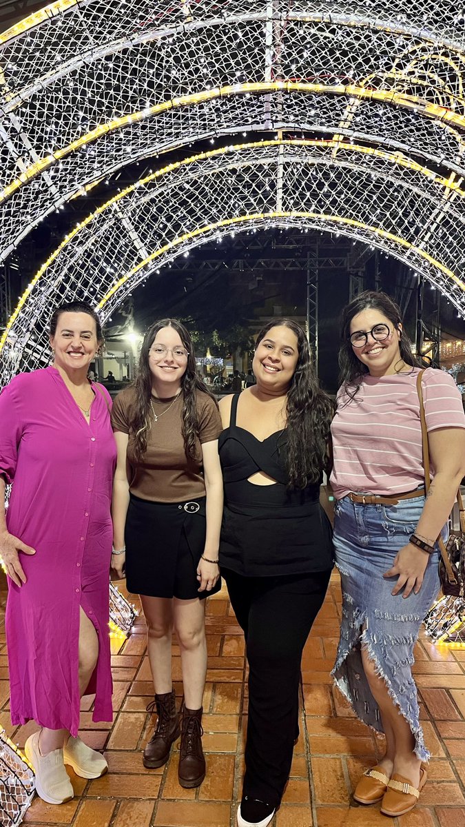 florpam's tweet image. Meu grupo postural, aprendendo a andar em linha reta com minha fisioterapeuta 💛.