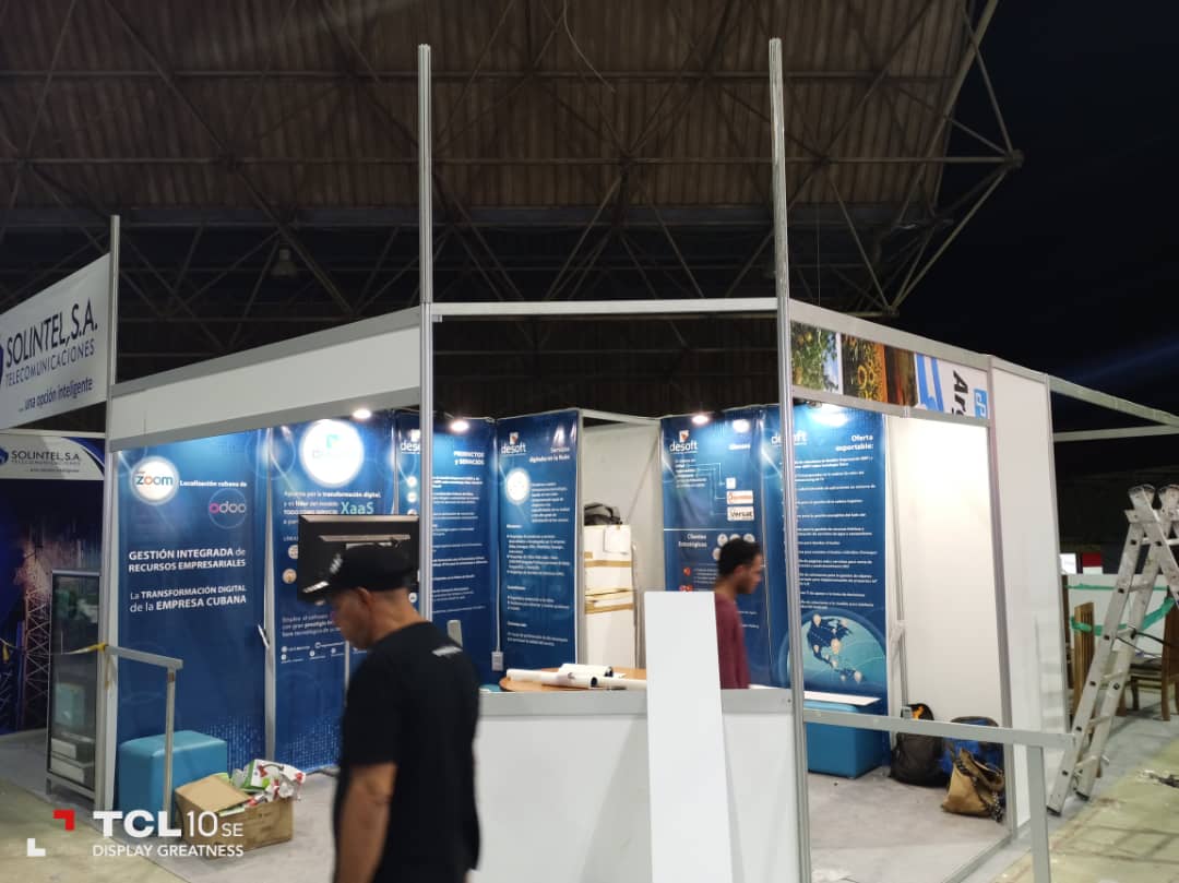 desoft_empresa's tweet photo. Toques finales al stand de #Desoft en #Fihav2025, en la noche de este domingo. Recuerde, Mezzanine C del Pabellón Central de #Expocuba https://t.co/uHrM8ldEP4