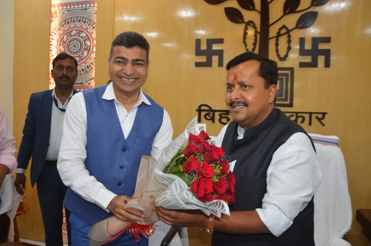 UDHDBIHAR's tweet image. 📌 माननीय मंत्री श्री @NitinNabin ने नगर विकास एवं आवास विभाग के मंत्री पद का कार्यभार संभाला!

इस अवसर पर विभाग के सचिव श्री @AbhaySinghIAS सहित अन्य वरिष्ठ अधिकारियों ने पुष्पगुच्छ भेंट कर माननीय मंत्री का स्वागत किया।
#UDHDBIHAR #UrbanDevelopment 
#NewBeginnings