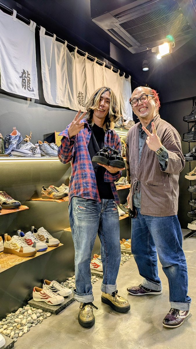今週の金曜日に主催イベントをやるヘカトンの皆さんが遊びに来てくださいました！
メンバー皆で衣装買いにアメ村回るって仲良すぎでしょ😍

画像はもしかしたら、ちょっとネタバレかも！
衣装で履いてもらえますように！！笑

「 THE NEW IVY」
11月28日(金)
南堀江knave
入場無料✨
<a href="/Hecatoncheirsis/">Hecatoncheir sisters</a>