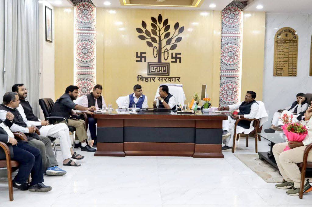 UDHDBIHAR's tweet image. 📌 माननीय मंत्री श्री @NitinNabin ने नगर विकास एवं आवास विभाग के मंत्री पद का कार्यभार संभाला!

इस अवसर पर विभाग के सचिव श्री @AbhaySinghIAS सहित अन्य वरिष्ठ अधिकारियों ने पुष्पगुच्छ भेंट कर माननीय मंत्री का स्वागत किया।
#UDHDBIHAR #UrbanDevelopment 
#NewBeginnings