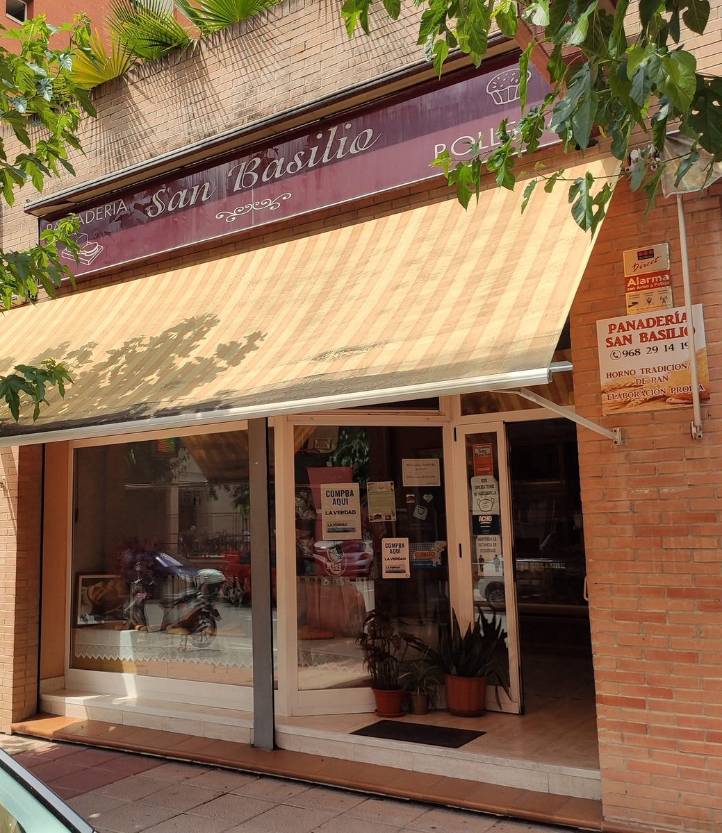 AAVVSanBasilio's tweet photo. 🥖❤️Tenemos en el Barrio una de las poquísimas panaderías que aún elaboran el pan a diario ellos mismos y también tienen dulces caseros.
¿Aún no la conoces?
Panadería San Basilio
C/ Sierra de Peñarrubia detrás de la residencia de ancianos. Telf. 968291419
#compraentubarrio ❤️ https://t.co/K4wqN6FXYE