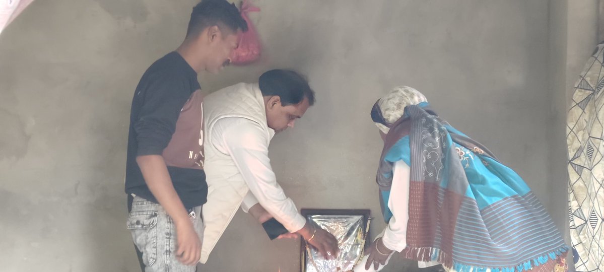 MlcSuresh's tweet image. शामली थाना भवन गाँव कैड़ी में स्वर्गीय श्री सतपाल कश्यप जी की तेरहवीं पर विनम्र श्रद्धांजलि दी।
आपकी सरलता, विनम्रता और समाज के प्रति समर्पण हमेशा याद रखा जाएगा।
ईश्वर दिवंगत आत्मा को शांति दे।
ॐ शांति 🙏
#Sureshkashyap