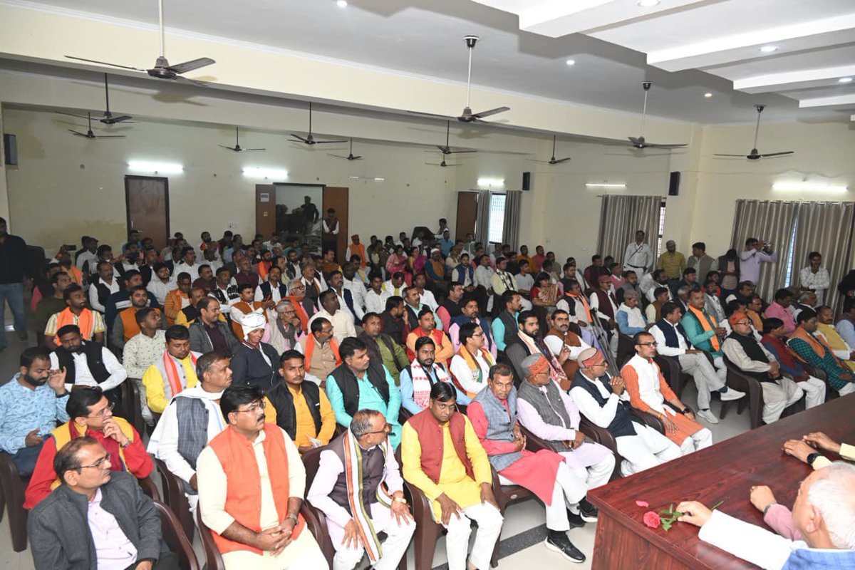 SinghRPN's tweet image. जिला भाजपा कार्यालय, कुशीनगर में आयोजित कार्यकर्ता बैठक को माननीय उपमुख्यमंत्री श्री केशव प्रसाद मौर्य जी ने संबोधित किया।

कार्यकर्ताओं का अटूट समर्पण और निरंतर कर्मशीलता ही पार्टी की शक्ति है।

बैठक में माननीय राज्यमंत्री (स्वतंत्र प्रभार) सह जिला प्रभारी श्री दिनेश प्रताप सिंह…