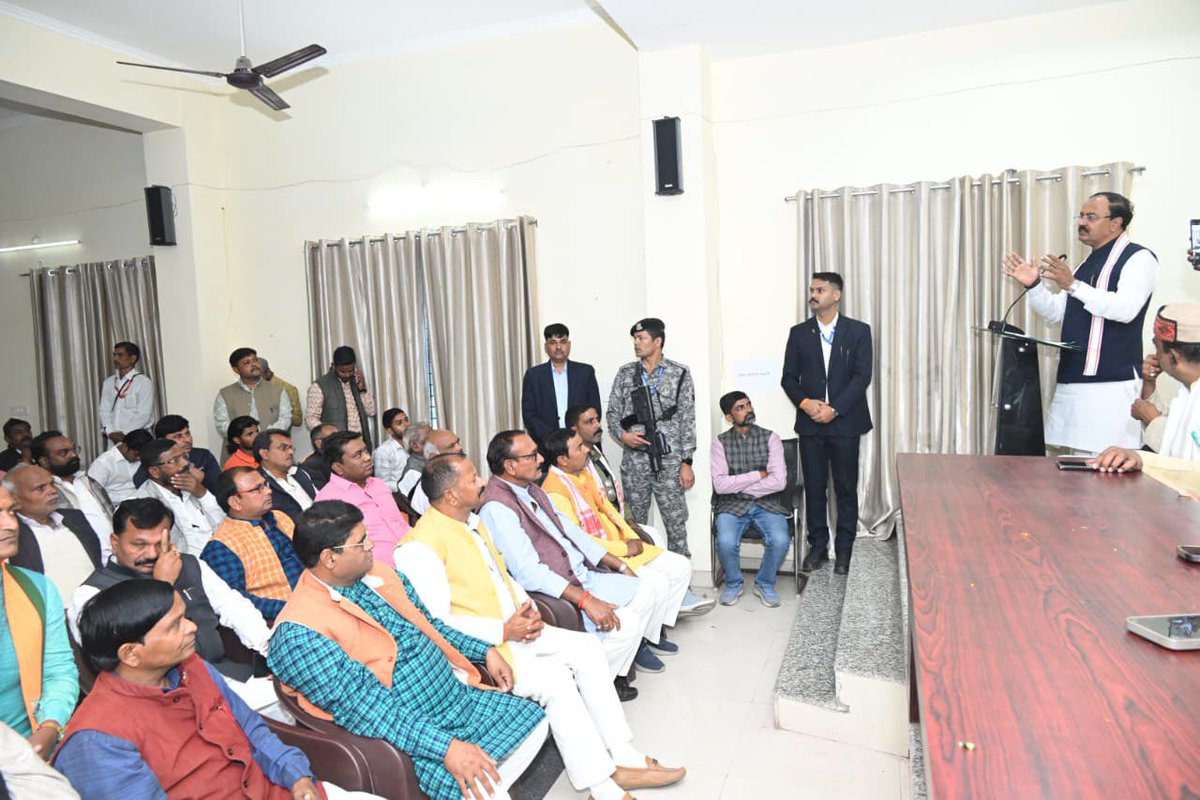 SinghRPN's tweet image. जिला भाजपा कार्यालय, कुशीनगर में आयोजित कार्यकर्ता बैठक को माननीय उपमुख्यमंत्री श्री केशव प्रसाद मौर्य जी ने संबोधित किया।

कार्यकर्ताओं का अटूट समर्पण और निरंतर कर्मशीलता ही पार्टी की शक्ति है।

बैठक में माननीय राज्यमंत्री (स्वतंत्र प्रभार) सह जिला प्रभारी श्री दिनेश प्रताप सिंह…