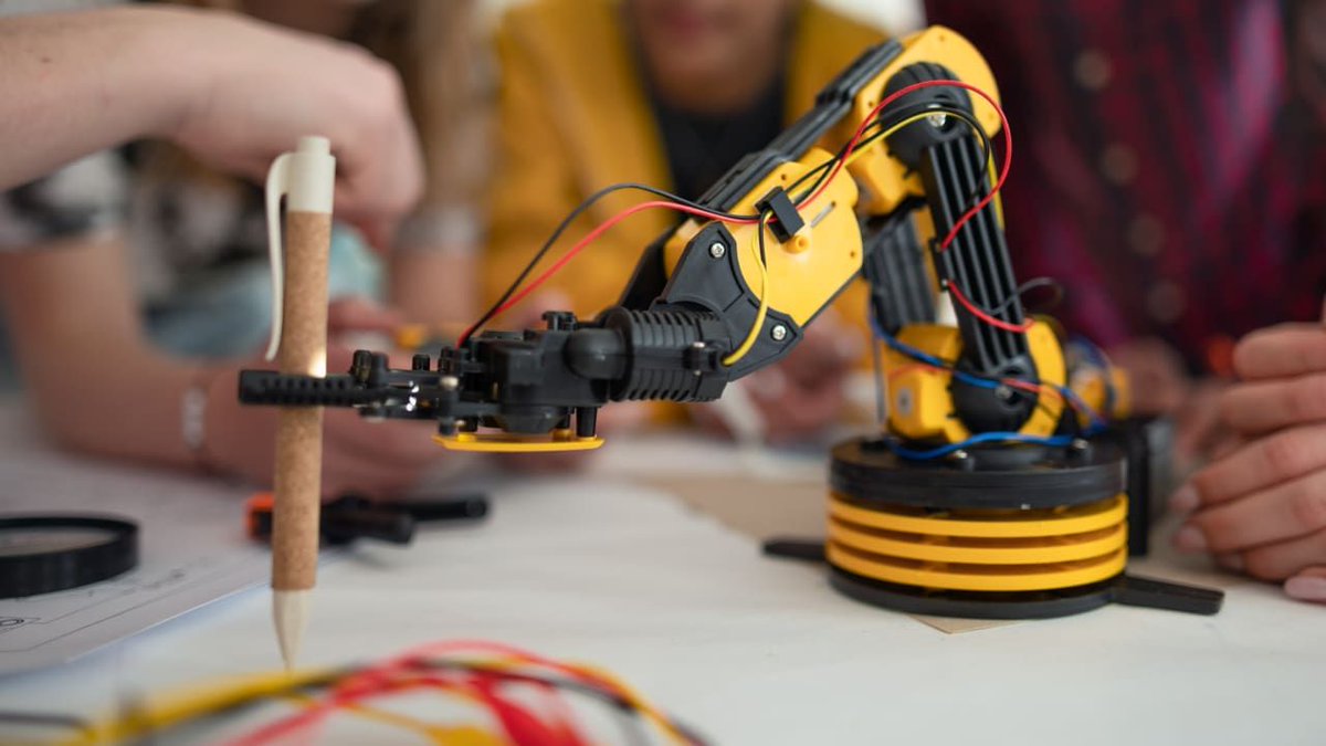 htxtafrica's tweet image. Little low-cost robot makes health checks easy for South African children 
htxt.co.za/2025/11/little…