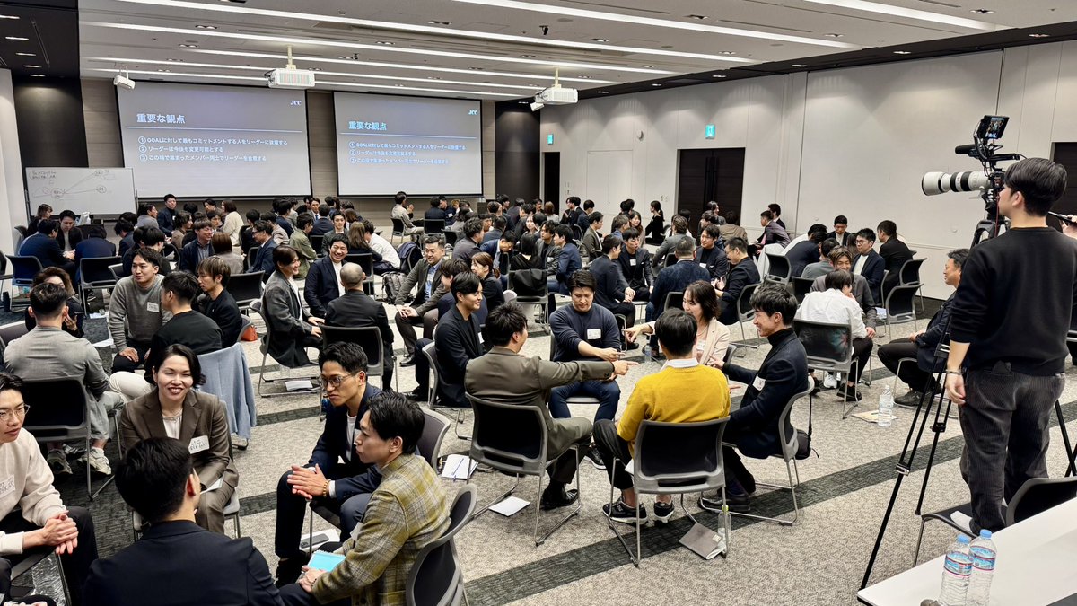 KY_MIZUKARA's tweet photo. 創業当時ここまで広がるとは思ってませんでした。

認知科学コーチ養成講座6期が始動しました。2年前に開講してから、総受講者数が800名を超えています。

AIが発展する一方で“人間の原則”が変わる事はない。だからこそ自分たちは逆張りで“人と愚直に向き合う道”を選び続けています。

有難いことに、各業界の第一線で活躍する方々が「この学びを探していた」と言ってくださる瞬間が増えてきました。すべての人に可能性があるという当たり前の事実を、正しく日本に広げていく事を、これからもブラさず経営していきます。

今、天空の城ラピュタで言ったら"龍の巣"に突入したフェーズです。これを必ず突破し、歴史上誰も到達していない頂を現実にする。

でも、これからも至ってやる事はシンプルで、目の前の一人の人生に確かな差分をつくること。そして、それをやり続けること。

長い修行はまだ続くけど、全部ひっくるめて堪能していきます。
