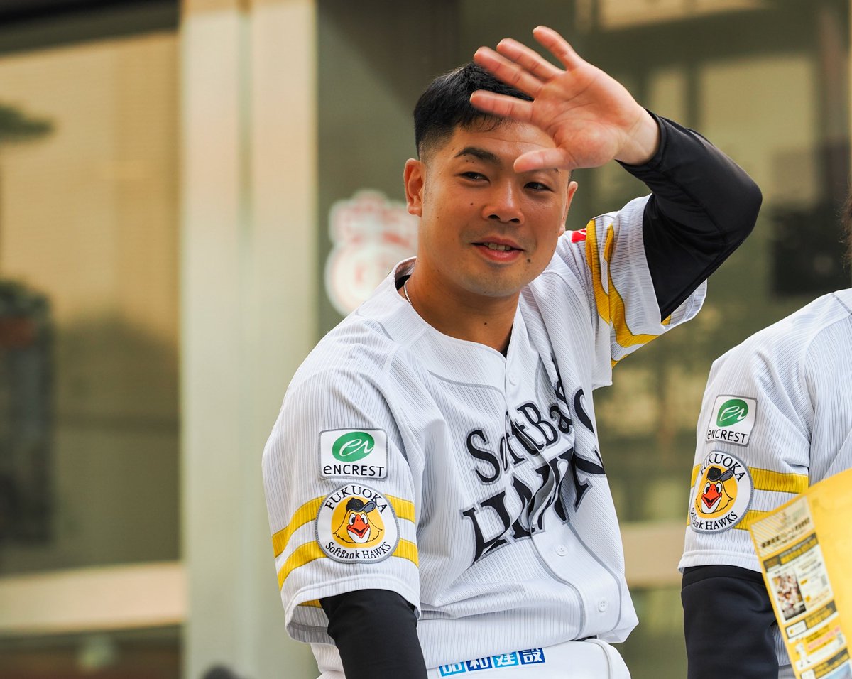 syu__kun1126's tweet image. 2025.11.24
福岡ソフトバンクホークス優勝祝賀パレード

近藤健介

「選手兼打撃コーチ」

#sbhakws 
#近藤健介