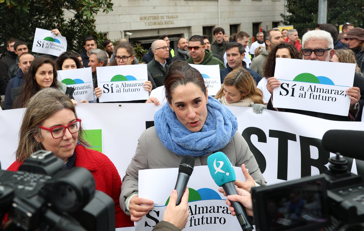 SiAlmaraz's tweet image. 💥 Hoy, trabajadores de la Central Nuclear de Almaraz, @SiAlmaraz, Mujeres por Almaraz, @jjnucleares @winspain, @SNEu235 nos hemos unido frente al Ministerio de Trabajo en Madrid para defender algo claro: nuestro empleo y el futuro de la comarca..

📨 Tres cartas entregadas a…