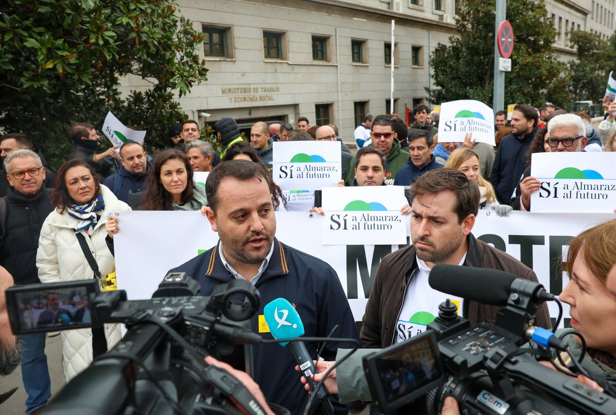 SiAlmaraz's tweet image. 💥 Hoy, trabajadores de la Central Nuclear de Almaraz, @SiAlmaraz, Mujeres por Almaraz, @jjnucleares @winspain, @SNEu235 nos hemos unido frente al Ministerio de Trabajo en Madrid para defender algo claro: nuestro empleo y el futuro de la comarca..

📨 Tres cartas entregadas a…