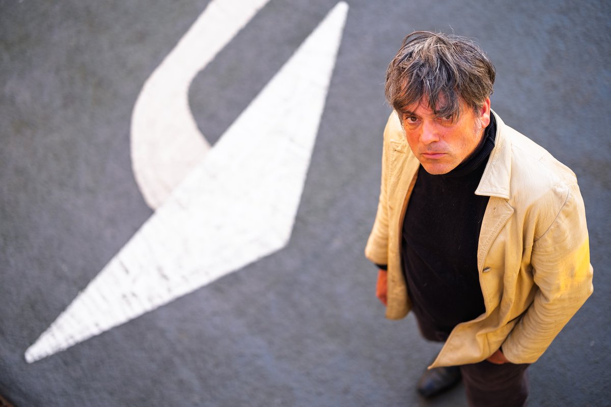 MAGNETMagazine's tweet image. #MAGNETExclusive: Premiere of #PeteFij’s “Love’s Coming Back” (@petefij, @TipTopRecords). “The ghost of #LeonardCohen softly whispered, ‘Get off my street, sonny,’ into my ear, so I thought it pertinent to take heed and rediscover my more upbeat side”: magnetmagazine.com/2025/11/24/mag…