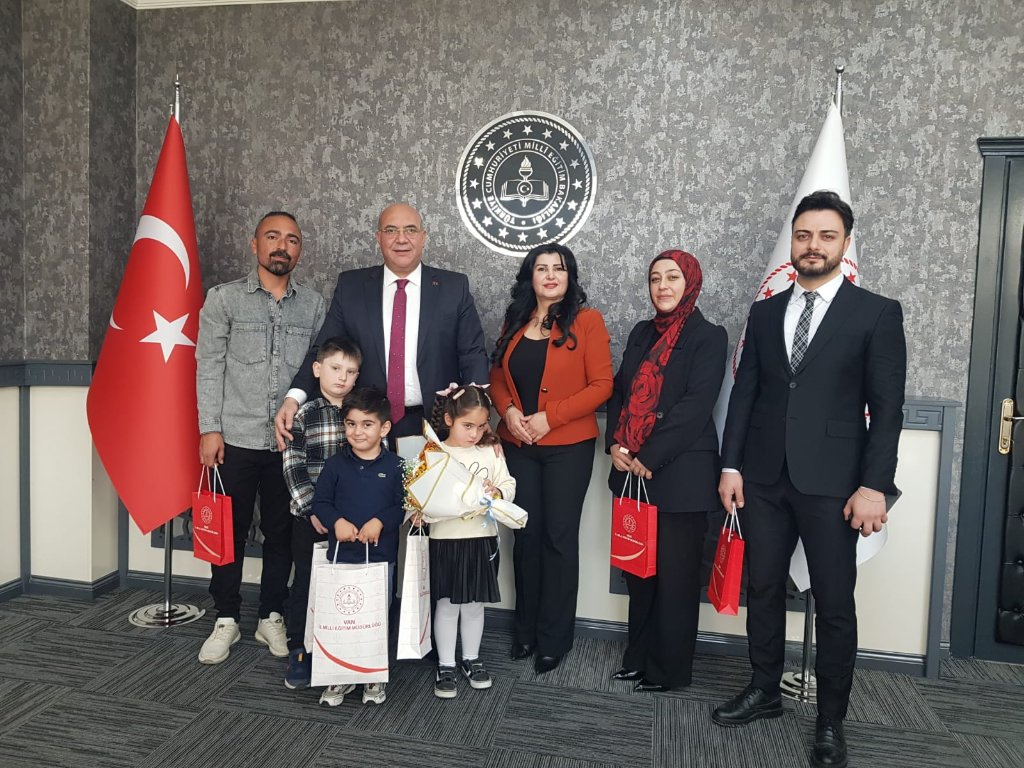 Edremit Vangölü Anaokulu öğrencileri ve öğretmenleri, İl Milli Eğitim Müdürümüz Sn. Mehmet Nurettin Aras’ı makamında ziyaret ederek 24 Kasım Öğretmenler Günü’nü kutladılar.

Minik öğrencilerin neşesi ve öğretmenlerinin içtenliğiyle gerçekleşen ziyarette, İl Müdürümüze çiçek