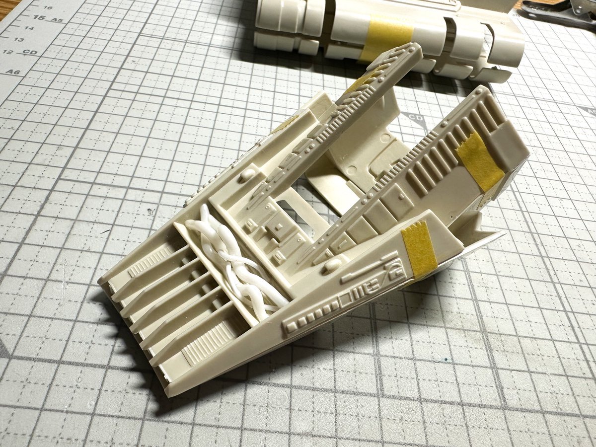 Ani_Kuzunishi's tweet image. ウイングを貼り合わせながら機首裏側にのたうちまわる配管を追加。プラ棒を熱してグネグネしながらの作業で軽くヤケドしたのはココだけの話。
#mpc #ShuttleTydirium #StarWars