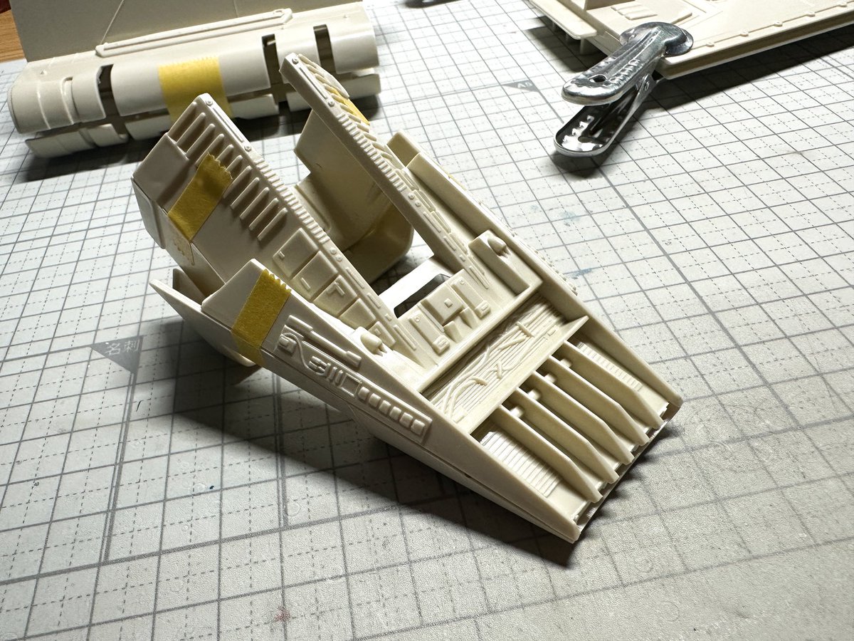 Ani_Kuzunishi's tweet image. ウイングを貼り合わせながら機首裏側にのたうちまわる配管を追加。プラ棒を熱してグネグネしながらの作業で軽くヤケドしたのはココだけの話。
#mpc #ShuttleTydirium #StarWars