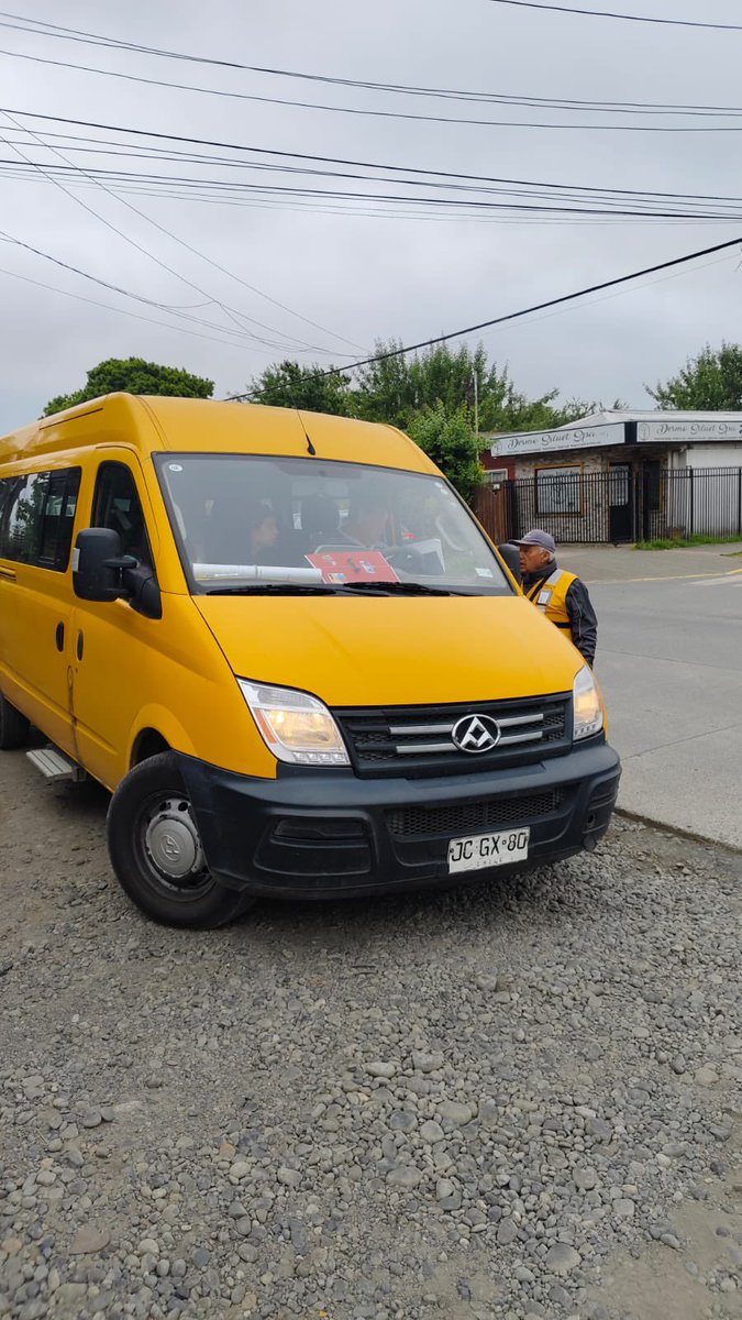 🚨 FISCALIZACIÓN 
En #RíoBueno, se realizan controles a servicios de transporte escolar y a vehículos particulares realizando transporte remunerado de pasajeros de manera informal.