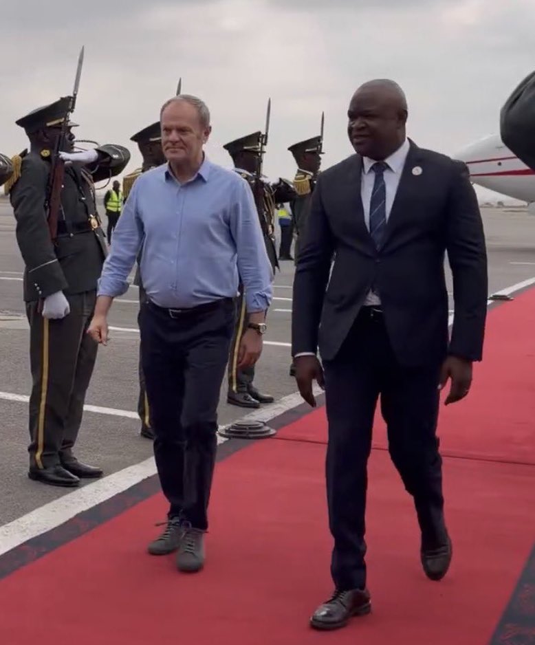 RobertWinnicki's tweet image. &amp;lt;Ubrać się jak Tusk w Angoli&amp;gt; 
&amp;lt;Jak ty wyglądasz? Wystroiłeś się jak Tusk w Angoli!&amp;gt;
Być może narodził nam się dziś w kraju nowy związek frazeologiczny określający niechlujstwo, niedostosowanie ubioru do okoliczności itd. Tak na pocieszenie. Może polityka zagraniczna martwa ale…