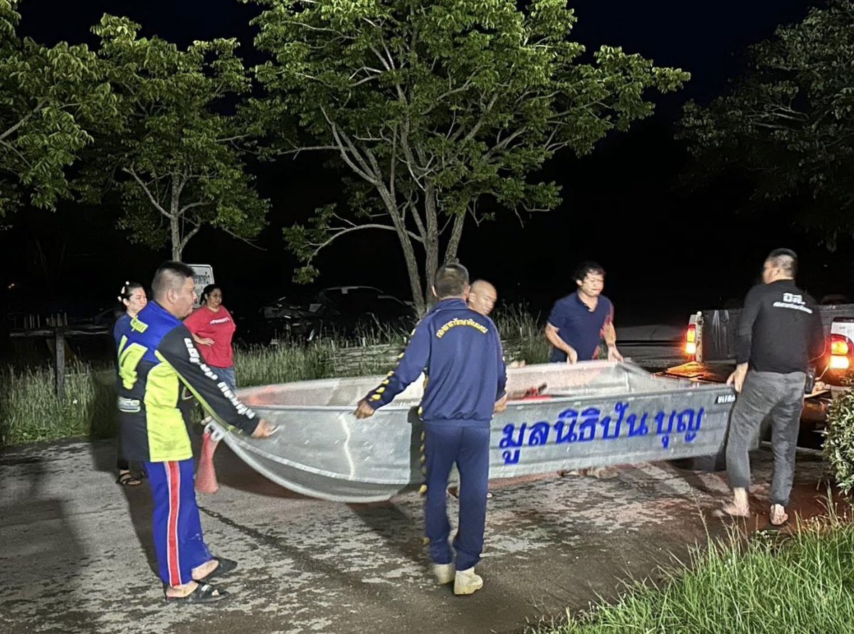 TSererak's tweet photo. ผมมีเรือท้องแบน มีเครื่องยนต์ 2 ลำ ขนคน ขนของ ฝ่าน้ำเชี่ยวได้ 
แต่ขาดคนขับ ( ขับเรือต้องมีทักษะ ไม่ง่ายเหมือนขับรถ ไม่งั้นอันตรายครับ )
ท่านใด หรือองค์กรใด มีคนขับเรือเป็น พร้อมที่จะลงไปช่วยที่หาดใหญ่ แจ้งมานะครับ
#น้ำท่วมหาดใหญ่ #หาดใหญ่สงขลา
#มูลนิธิปันบุญ https://t.co/kVuevqS0aL