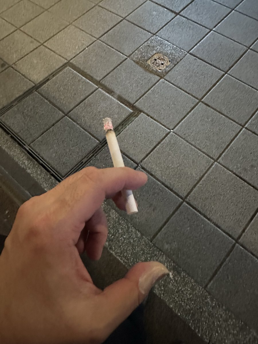 mizu_flow's tweet image. 6時間くらい禁煙したあとのタバコが一番うまい。しかも紙。