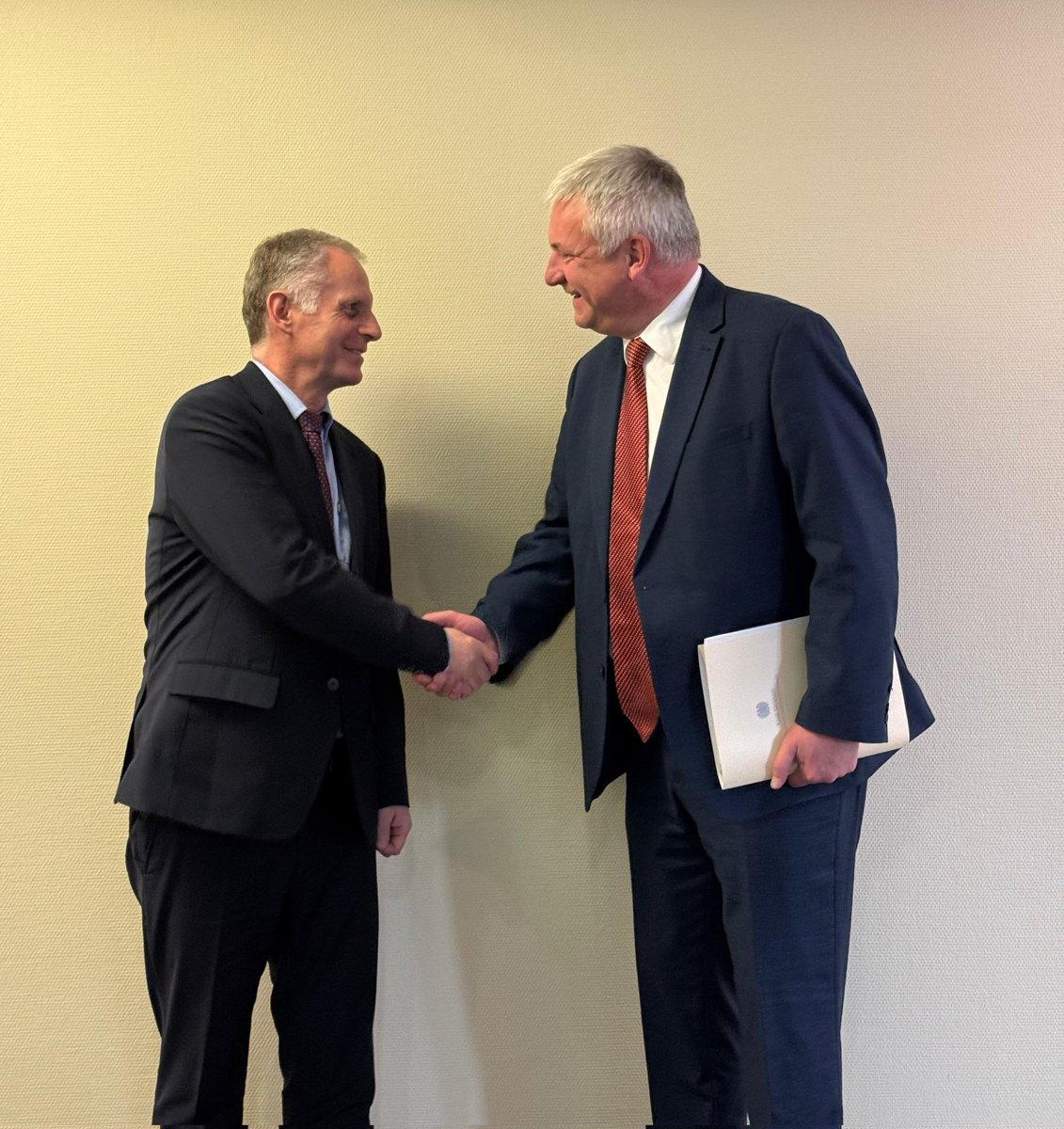 Started the visit in Berlin meeting w/ MB <a href="/Knut_Abraham/">Knut Abraham, MdB</a> while we talked about a range of topics, including European integration process, economic growth &amp; overall progress of Kosova. Thanked him for the continuous support towards our country &amp; the strong bilateral relations 🇽🇰🇩🇪.