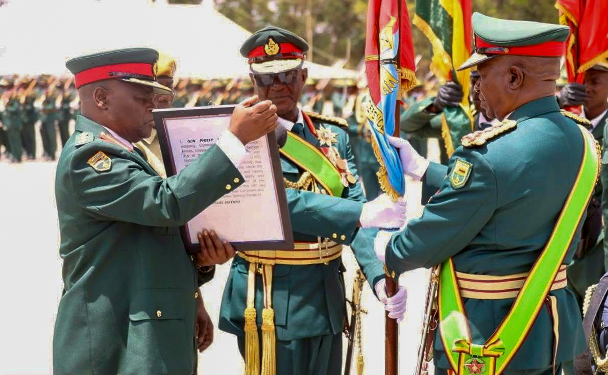 I presided over the Handover and Takeover Parade of the Zimbabwe Defence Forces, thanking General Philip Valerio Sibanda for his distinguished service and congratulating General Emmanuel Matatu on his appointment as Commander Defence Forces.

#Zimbabwe #ZDF #DefenceForces
