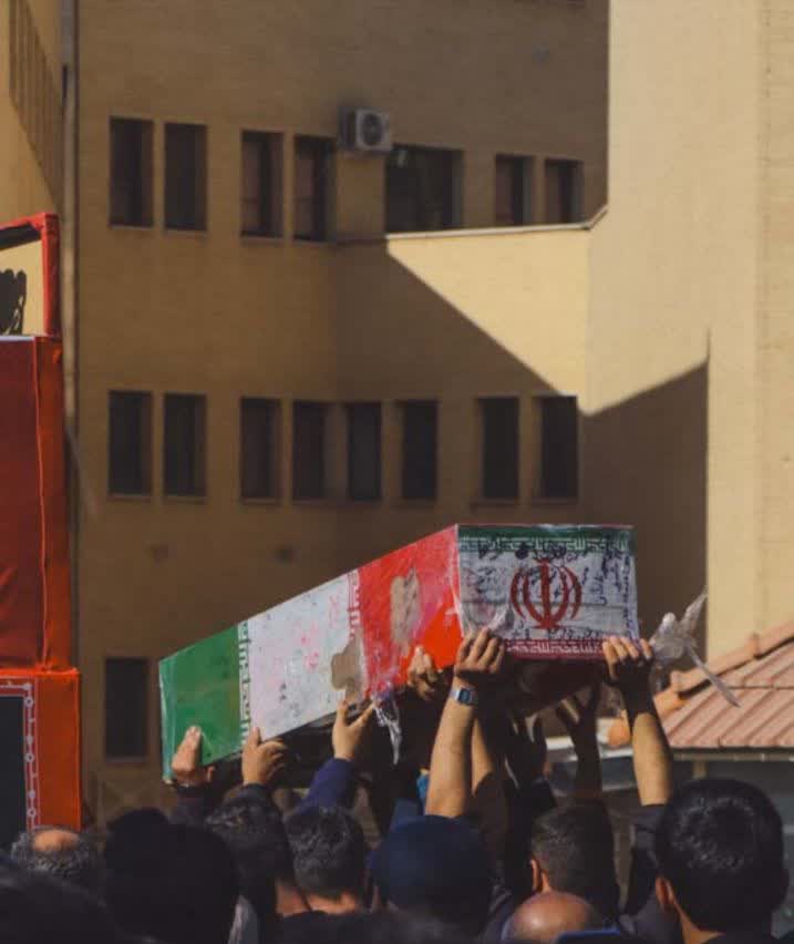 هرگز نمیرد آن که دلش زنده شد به عشق
بی‌ نامی و مشهور‌ ترین‌ شرح‌ِ جهانی . . 
#خیمه_مادری
#مسیر_ولایت